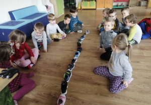 Dzieci obserwują kto przekłada buta